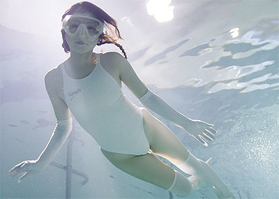 競泳水着とニーソを着用して水中撮影する「水中ニーソ」とかいう芸術？が新境地でエ□い。